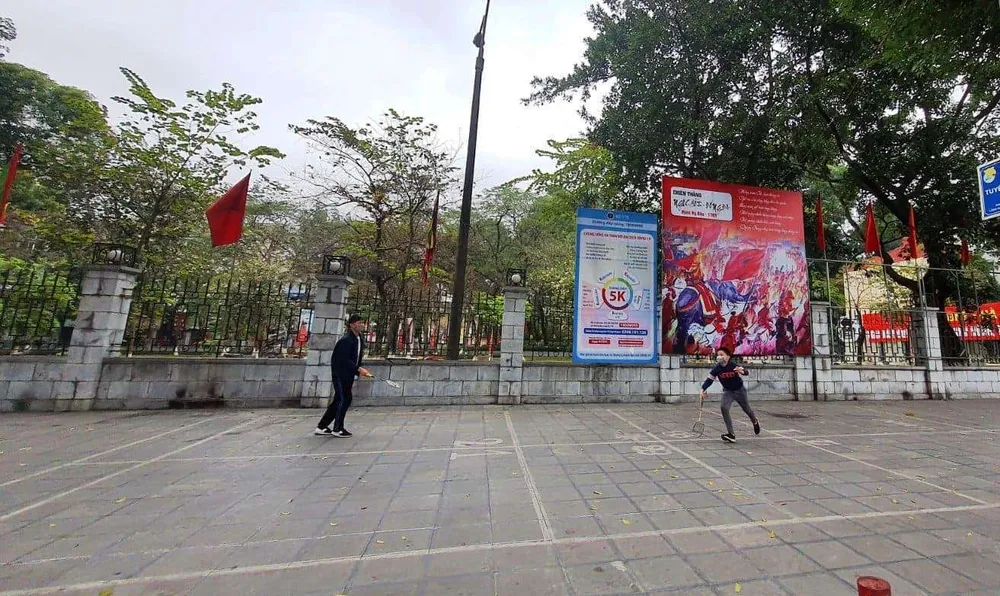 Hà Nội vắng lặng như giãn cách xã hội ảnh 10