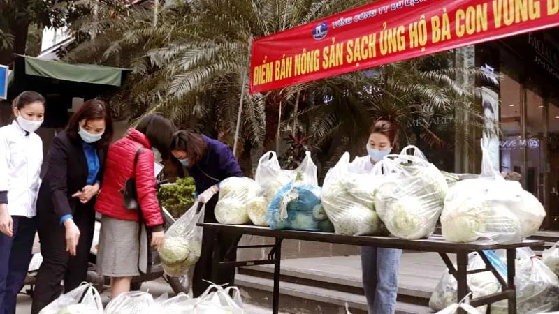 Một điểm bán nông sản của bà con nông dân vùng dịch Hải Dương tại Hà Nội