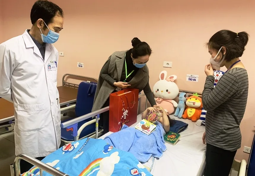 Sáng nay 5-3, bé gái bị rơi từ tầng 12A tươi tắn xuất viện  ảnh 2