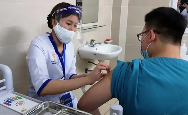 Gần 16.000 người được tiêm vaccine Covid-19, tiếp tục có phản ứng sốt, sưng đau, phát ban ảnh 1