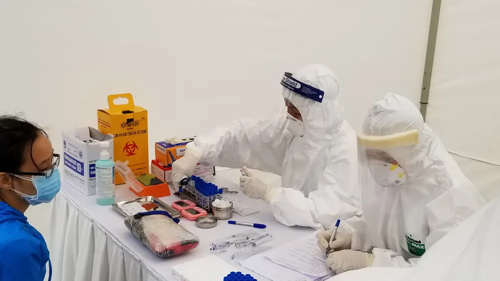 2 mẹ con từ Ukraine cùng 7 người nhập cảnh mắc Covid-19 ảnh 1