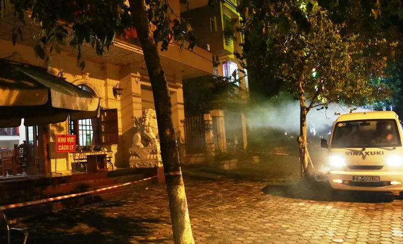 Đưa nhân viên khách sạn ở Yên Bái dương tính SARS-CoV-2 sau khi tiếp xúc với chuyên gia Ấn Độ về Hà Nội điều trị ảnh 1