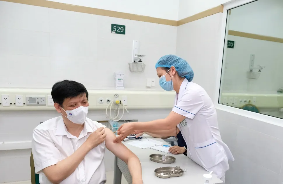 Sáng nay, tiêm vaccine Covid-19 cho Bộ trưởng Bộ Y tế và các thứ trưởng ảnh 1
