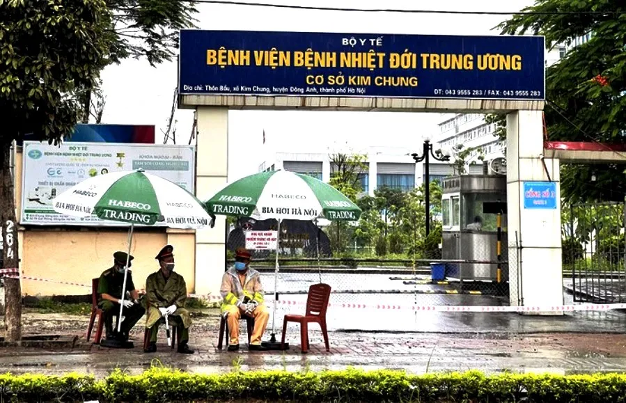 Một bác sĩ quân y dương tính SARS-CoV-2, đi nhiều nơi, khám cho nhiều người ảnh 1