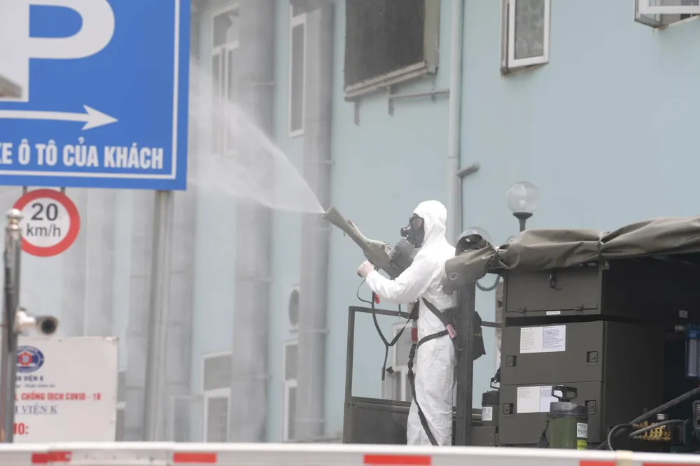 Bộ đội hóa học tiến hành khử khuẩn, tiêu độc ở Bệnh viện K ảnh 6