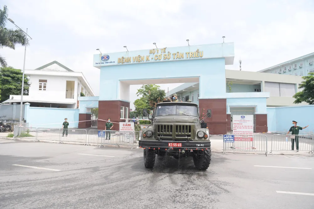 Bộ đội hóa học tiến hành khử khuẩn, tiêu độc ở Bệnh viện K ảnh 7