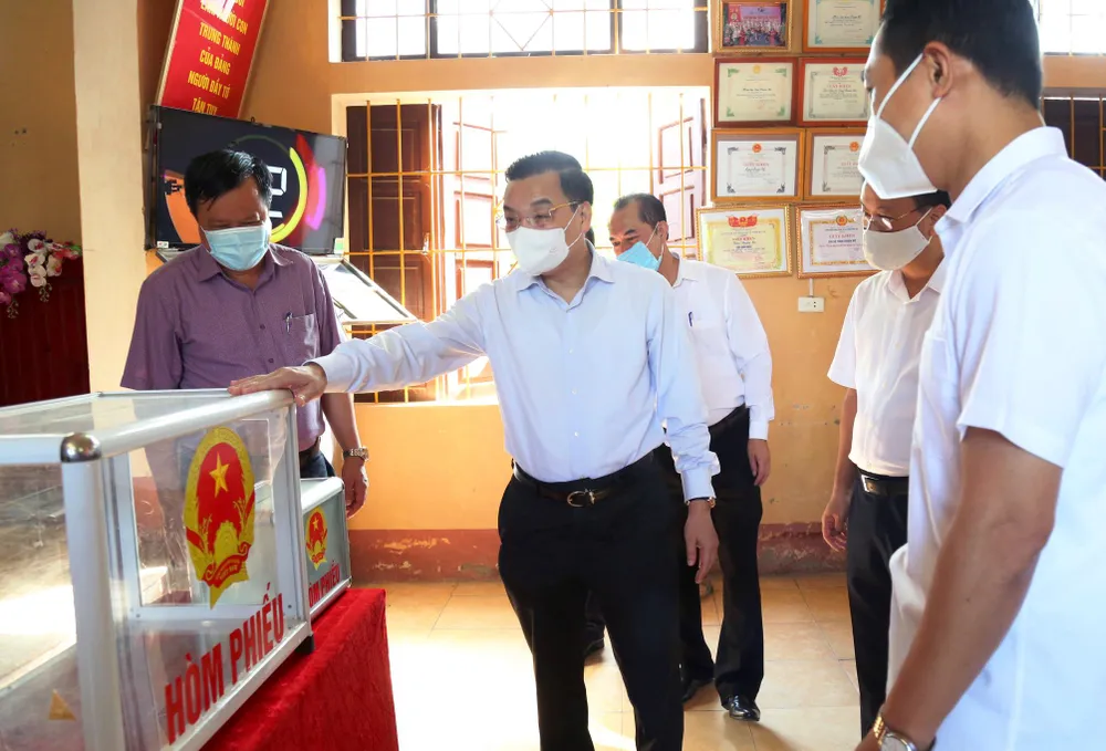 Chủ tịch UBND TP Hà Nội: Tuyệt đối không để lây nhiễm dịch ở các tổ bầu cử ảnh 2