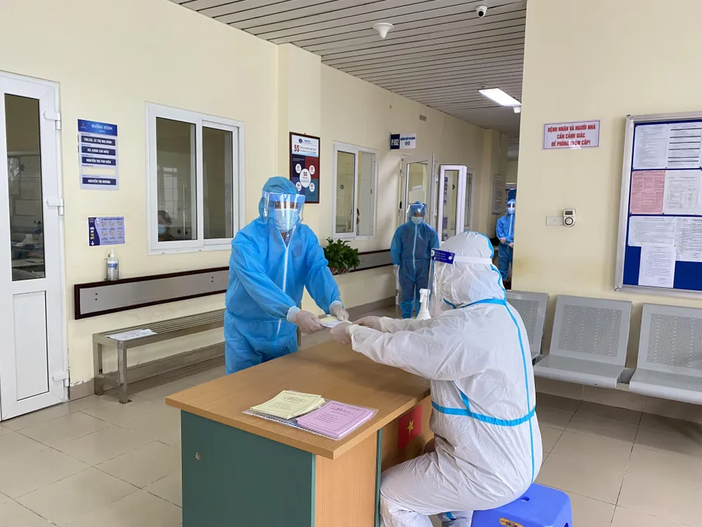 Hơn 700 cử tri trong Bệnh viện Bệnh Nhiệt đới Trung ương đã đi bỏ phiếu ảnh 2