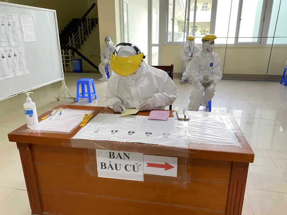 Hơn 700 cử tri trong Bệnh viện Bệnh Nhiệt đới Trung ương đã đi bỏ phiếu ảnh 3