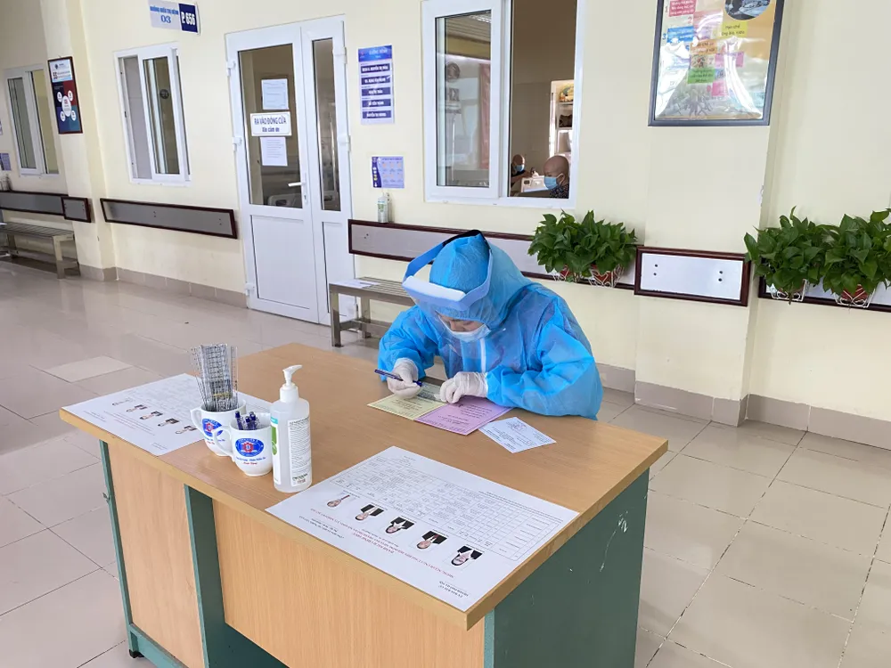 Hơn 700 cử tri trong Bệnh viện Bệnh Nhiệt đới Trung ương đã đi bỏ phiếu ảnh 4