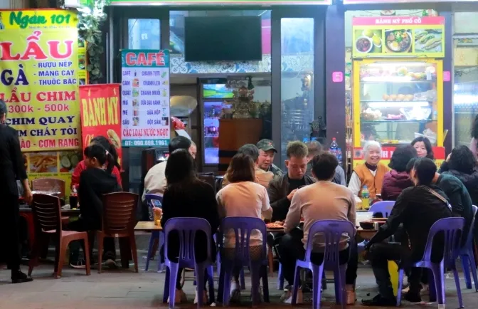 Từ 12 giờ ngày 25-5, Hà Nội tạm dừng tiệm cắt tóc, nhà hàng, dịch vụ ăn uống tại chỗ ảnh 1