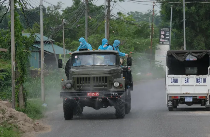 Một người bán rau mắc Covid-19 chưa rõ nguồn lây, Hà Nội thông báo khẩn ảnh 1