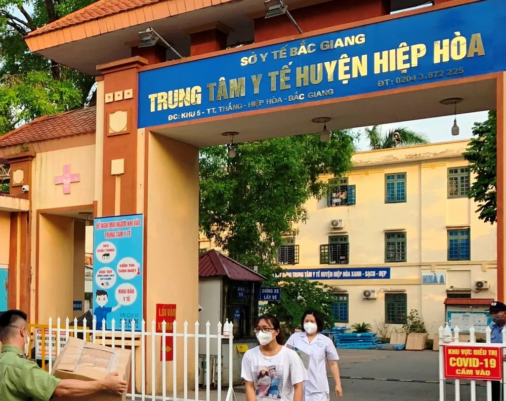 Xử lý nghiêm vụ bệnh nhân Covid-19 trèo tường bệnh viện ra ngoài mua đồ ảnh 1