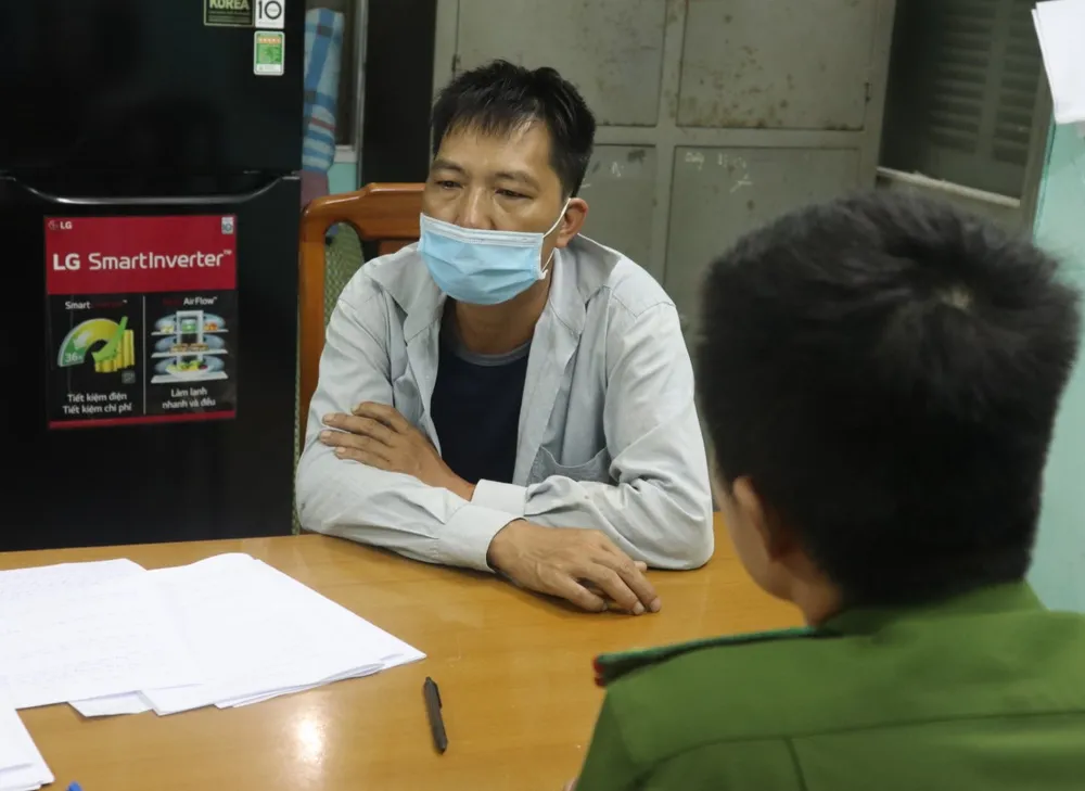 Dùng giấy xét nghiệm SARS-CoV-2 giả qua hàng loạt chốt kiểm soát dịch ảnh 1