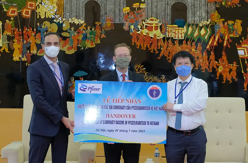 Hơn 97.000 liều vaccine Covid-19 của Pfizer/BioNtech đã tới Việt Nam ảnh 3