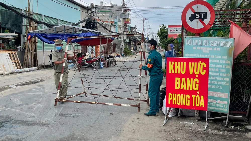 Chốt chặn trên địa bàn quận 12. Ảnh: HOÀNG HÙNG