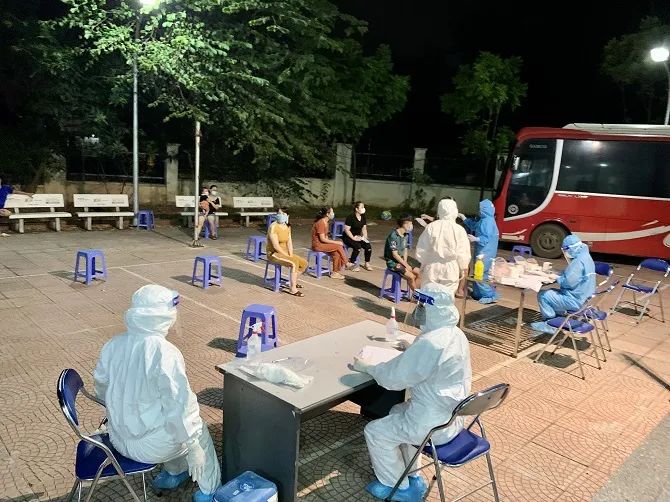 Hà Nội phát hiện shipper và lái xe taxi dương tính SARS-CoV-2 ảnh 1