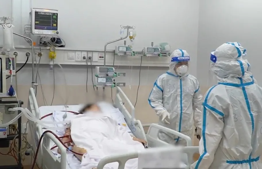 Điều trị bệnh nhân Covid-19 nặng cần sự theo dõi sát sao của bác sĩ và hỗ trợ của thiết bị y tế hiện đại