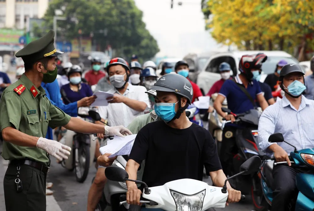 Hà Nội bỏ quy định “làm khó” người dân khi ra đường đi làm trong lúc giãn cách ảnh 1