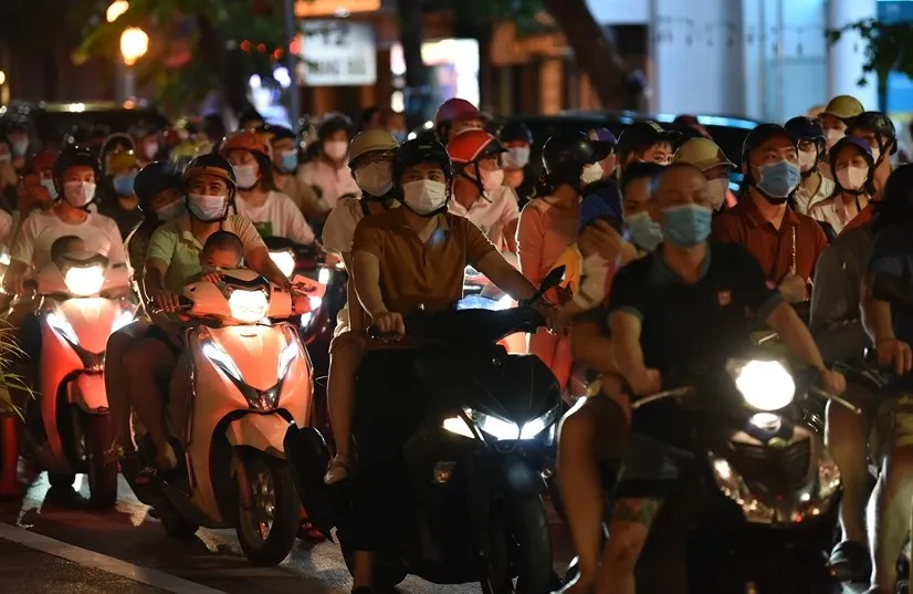 Sau đêm trung thu đông nghịt, Hà Nội nguy cơ uổng phí thành quả chống dịch ảnh 2