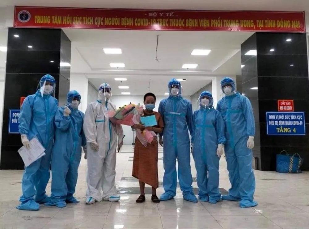 Ngày 24-9, hơn 12.000 người khỏi bệnh ảnh 1