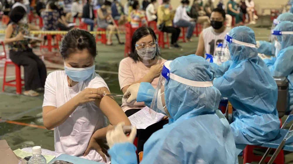 Nhân viên y tế tiêm vaccine cho người dân ở phường Bến Thành, quận 1, TPHCM vào chiều 25-9. Ảnh: CAO THĂNG