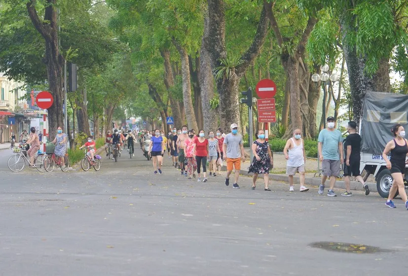 Ngày mai 28-9, Hà Nội mở lại trung tâm thương mại, thể dục, thể thao ngoài trời ảnh 1