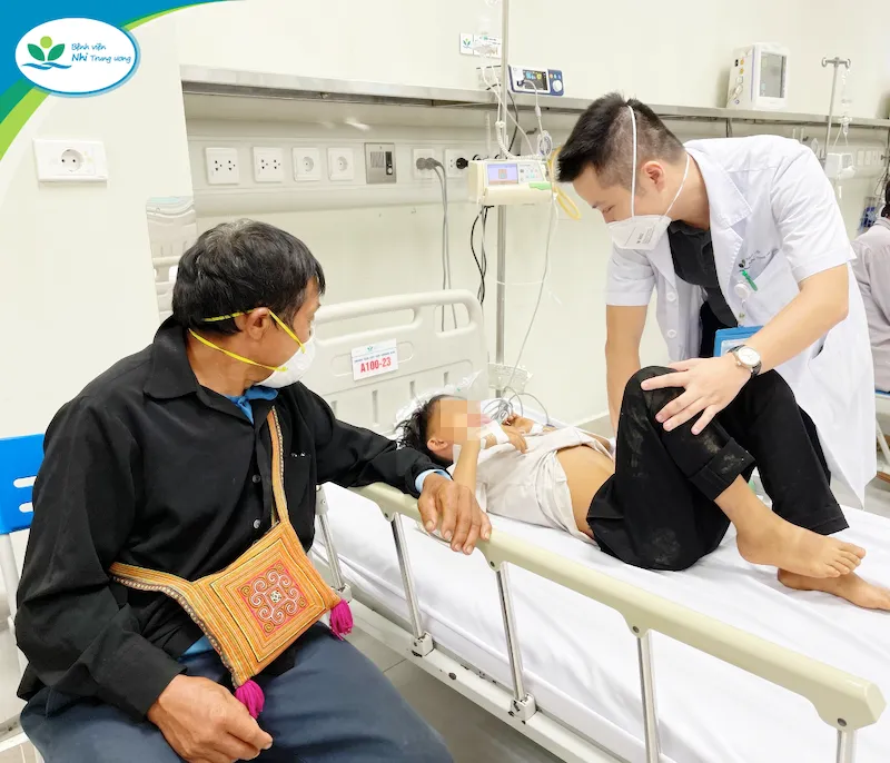 1 trẻ tử vong và 8 trẻ nguy kịch sau khi ăn quả hồng châu ảnh 1