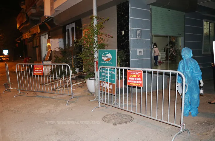 Hà Nội phong tỏa trụ sở công an, tòa án, UBND thị trấn Quốc Oai sau khi có 7 ca mắc Covid-19 ảnh 1