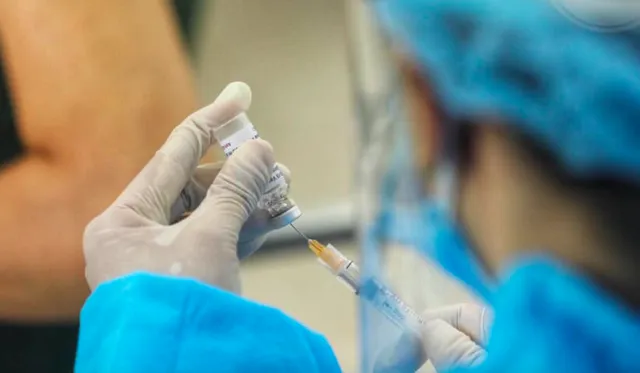 Hà Nội xử lý vụ 18 trẻ từ 2-6 tháng tuổi bị tiêm nhầm vaccine Covid-19 ảnh 1