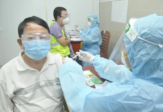Tiêm vaccine cho người trên 65 tuổi tại Bệnh viện Quận 11, TPHCM, sáng 22-7-2021. Ảnh: CAO THĂNG