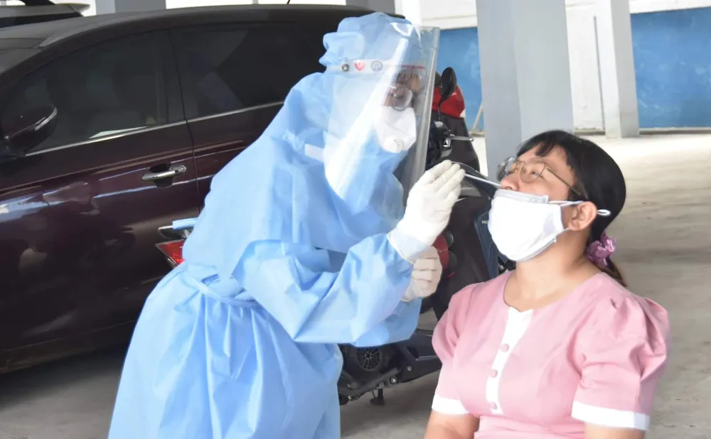 Ngày 9-12, số mắc Covid-19 vượt mốc 15.000 ca/ngày, thêm 256 ca tử vong ảnh 1