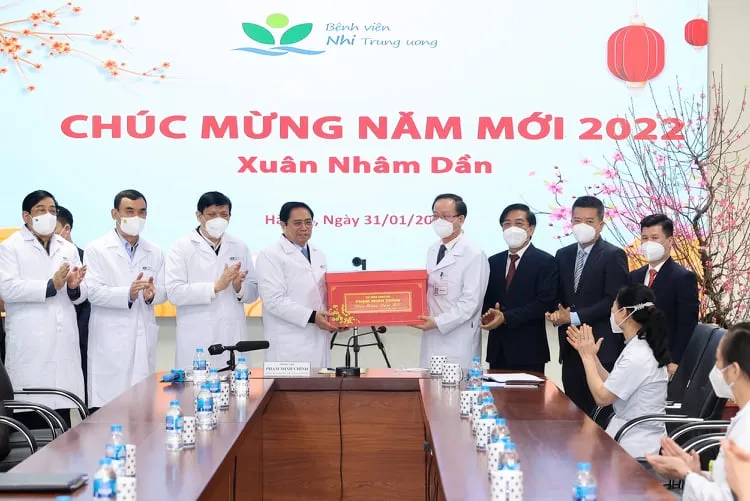 Thủ tướng biểu dương những thầy thuốc hy sinh tình cảm riêng, mang Tết đến, Xuân về mọi nhà ảnh 5