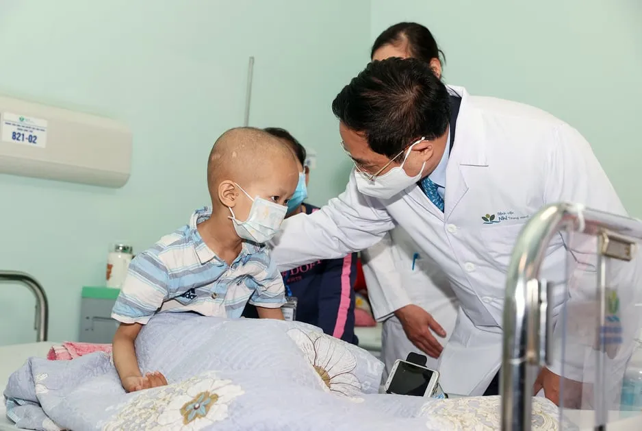 Thủ tướng biểu dương những thầy thuốc hy sinh tình cảm riêng, mang Tết đến, Xuân về mọi nhà ảnh 4