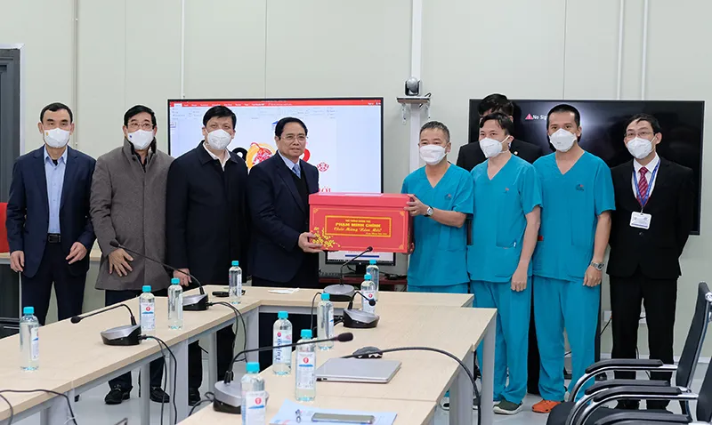 Thủ tướng biểu dương những thầy thuốc hy sinh tình cảm riêng, mang Tết đến, Xuân về mọi nhà ảnh 3