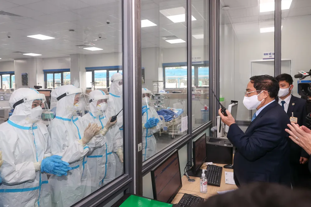 Thủ tướng biểu dương những thầy thuốc hy sinh tình cảm riêng, mang Tết đến, Xuân về mọi nhà ảnh 1