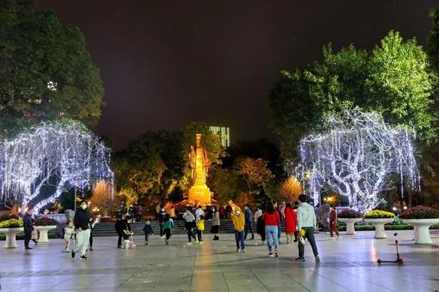 Đêm giao thừa Nhâm Dần 2022 tại khu vực Tượng đài Vua Lý Thái Tổ khá thưa vắng người
