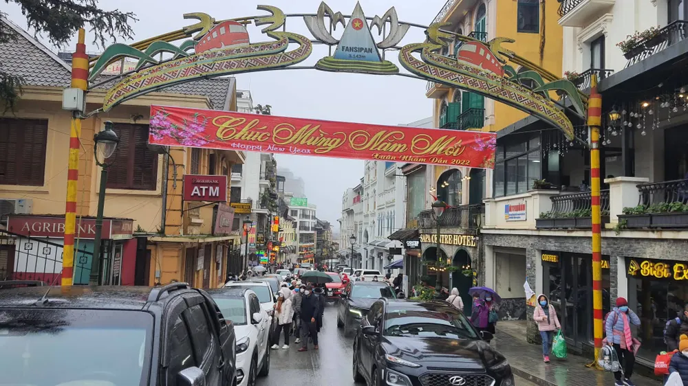 Du khách ùn ùn kéo lên Sa Pa ảnh 1