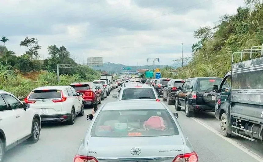 Du khách ùn ùn kéo lên Sa Pa ảnh 2