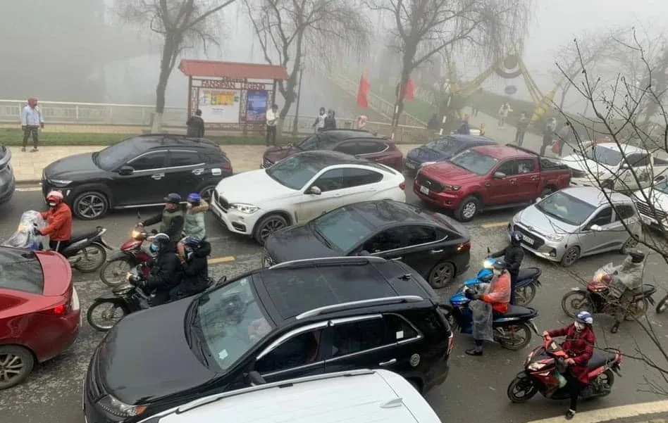 Du khách ùn ùn kéo lên Sa Pa ảnh 3