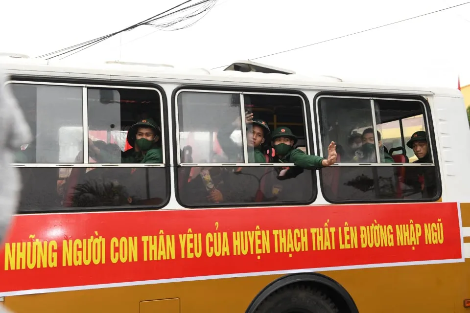 Hơn 4.300 thanh niên Thủ đô hồ hởi lên đường nhập ngũ ảnh 8