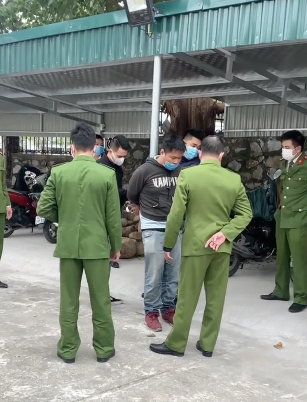 Tóm gọn đối tượng xông vào ngân hàng dọa nổ bom để cướp tiền ảnh 1