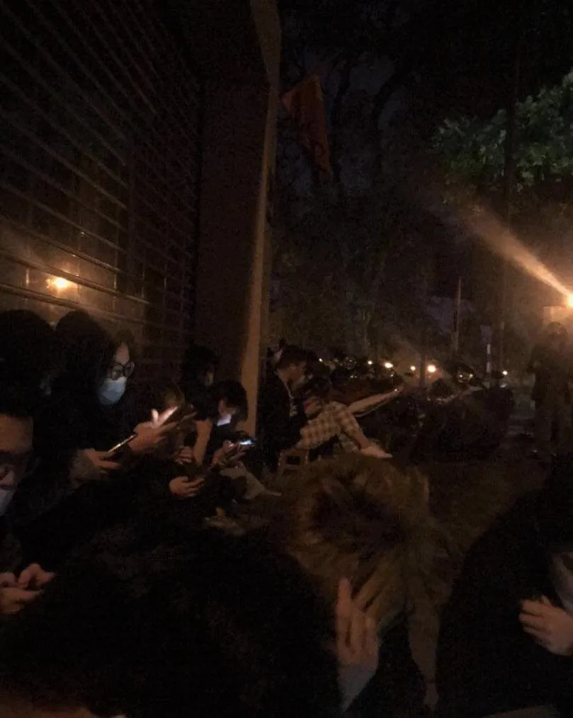 Hàng ngàn bạn trẻ xếp hàng suốt đêm để “săn”… sách ảnh 2