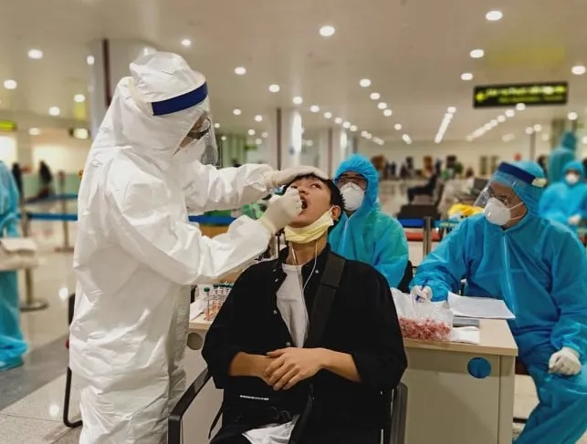 Dừng xét nghiệm SARS-CoV-2 với người nhập cảnh nhận được sự đồng thuận ảnh 1