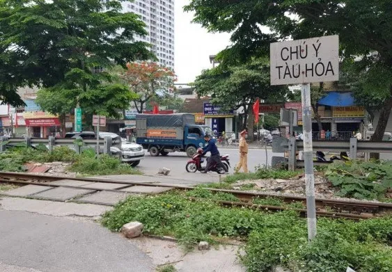 Tàu hỏa va chạm với xe đạp điện, 2 học sinh thương vong ảnh 1