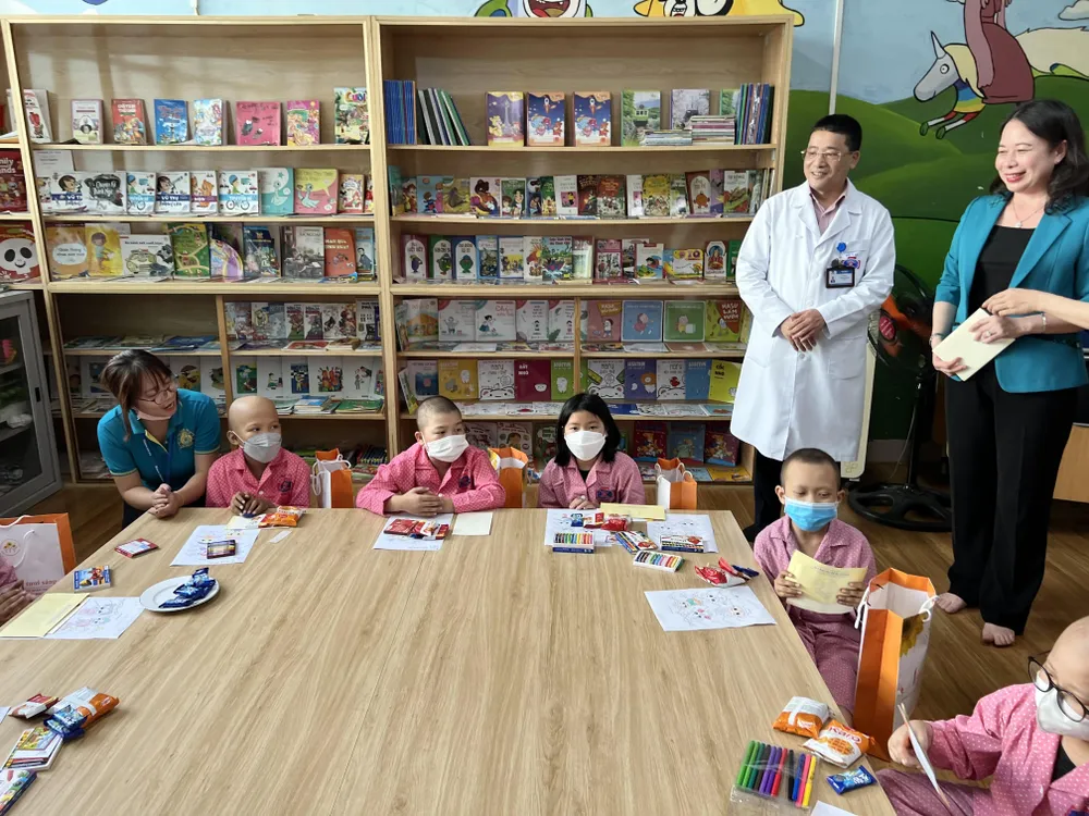 Phó Chủ tịch nước thăm hỏi, tặng quà cho bệnh nhi ung thư ảnh 2