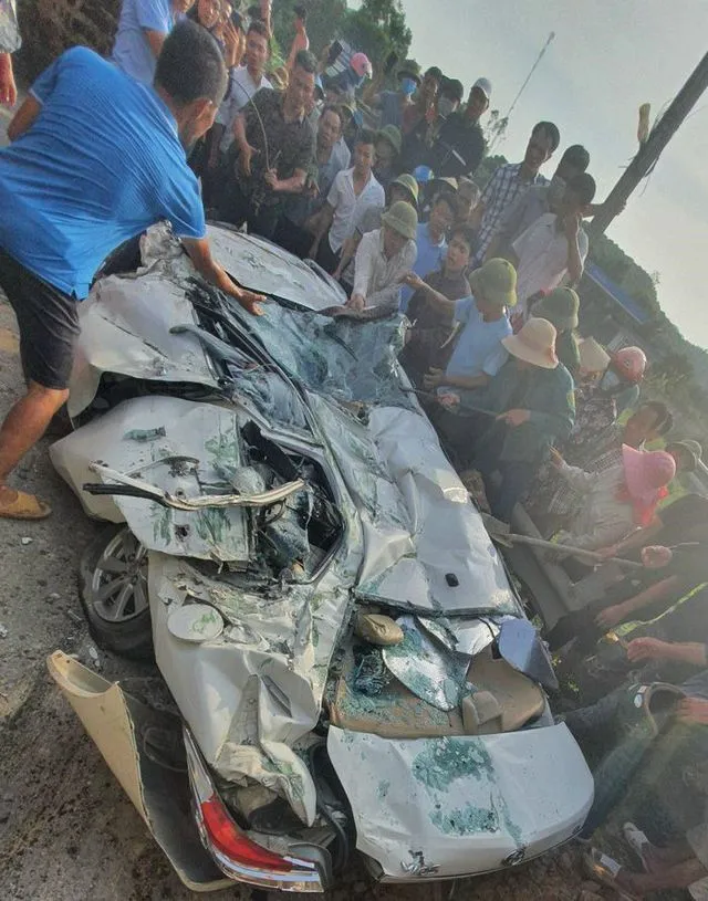 Tạm giữ tài xế xe tải vượt ẩu, đè bẹp xe con làm 3 người tử vong ảnh 2