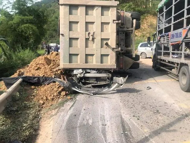 Tạm giữ tài xế xe tải vượt ẩu, đè bẹp xe con làm 3 người tử vong ảnh 1