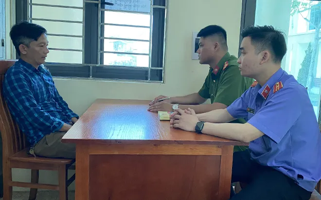 Khởi tố đối tượng dùng dao đe dọa, bắt 2 cán bộ môi trường quỳ gối ảnh 1