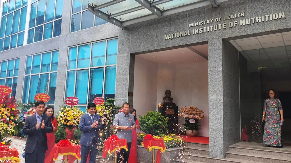 Trang trọng Lễ đặt tượng cố Giáo sư Từ Giấy tại Viện Dinh dưỡng Quốc gia ảnh 1